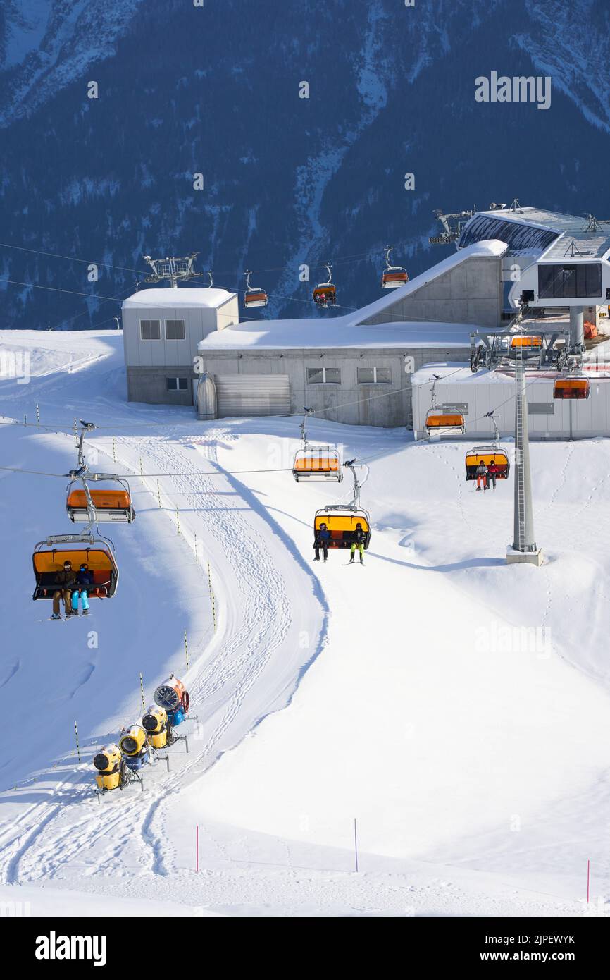 Eine vertikale Aufnahme einer Skipiste mit Sessellift und Schneekanonen-Infrastruktur Stockfoto