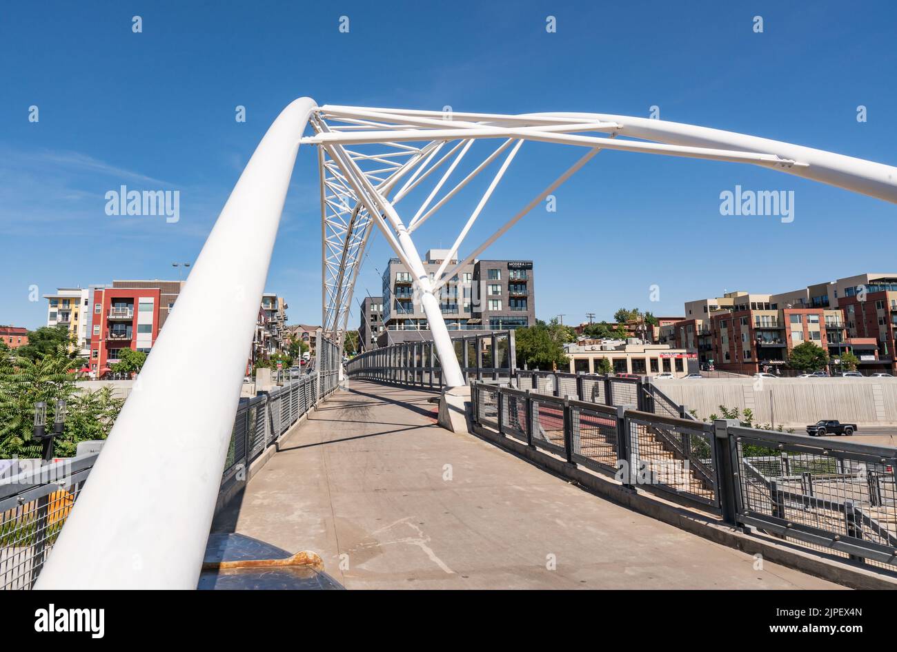 Denver, Colorado - 12. August 2022: Die Highland Bridge ist eine von drei Fußgängerbrücken in der Nähe des Commons Parks in der Innenstadt von Denver Stockfoto