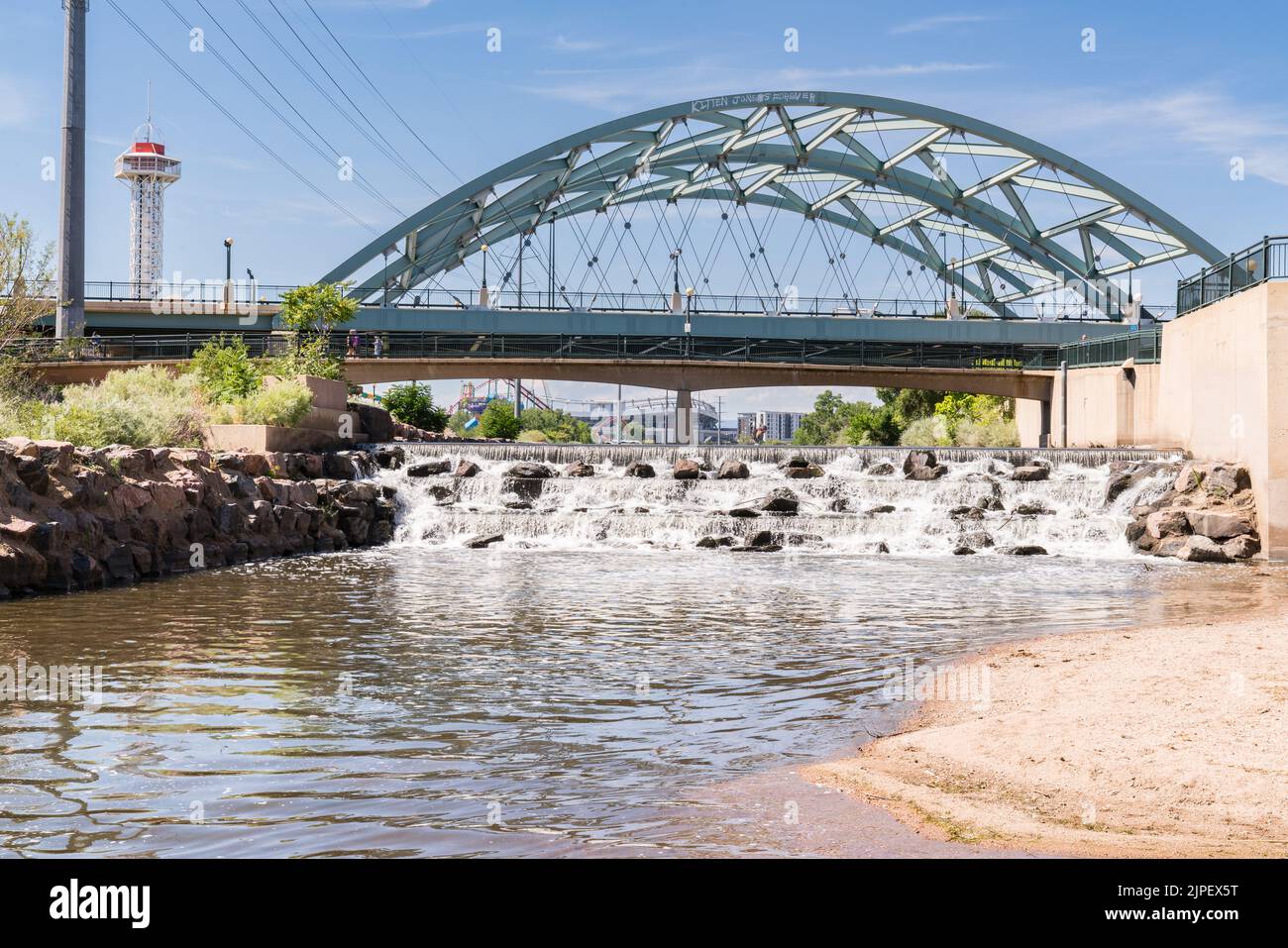 Wasserfall im Confluence Park am Platte River im Stadtzentrum von Denver, Colorado Stockfoto