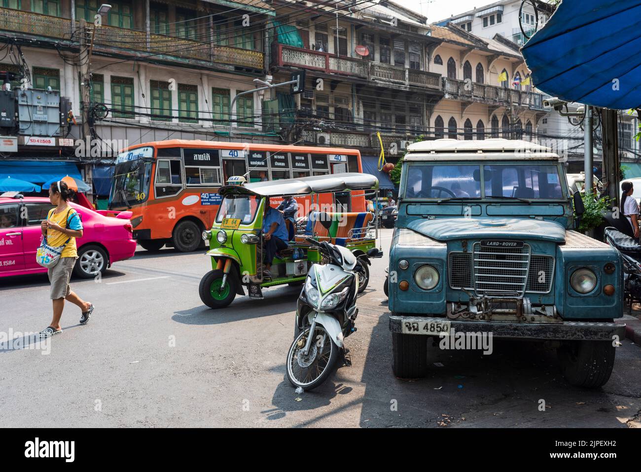 BANGKOK, THAILAND. 1. April 2016. Berühmte Chinatown in Bangkok. Bunte Straßen und Alltag. Bangkok ist ein wichtiges Touristenziel. Stockfoto