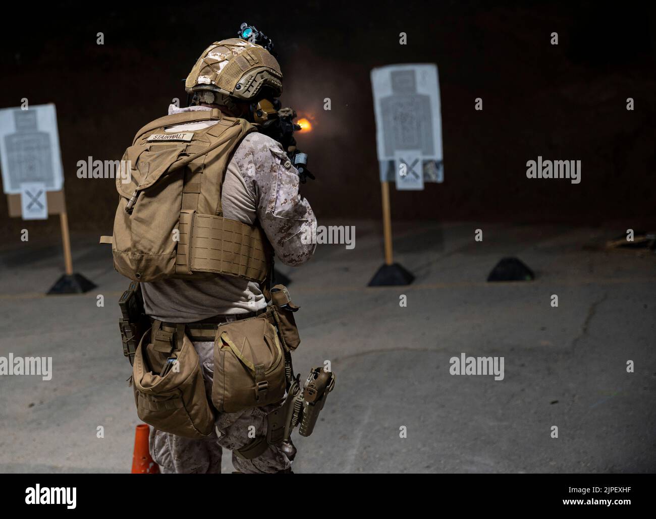 FÜNFTER EINSATZBEREICH der US-FLOTTE (14. August 2022) – Eine US-Marine, die dem Central Command (FASTCENT) des Fleet Anti-Terrorism Security Team (FASTCENT) zugewiesen ist, nimmt an einer Live-Feuerübung in einer Schulungseinrichtung im Einsatzbereich der US-Flotte 5. Teil, August 14. FASTCENT stellt Botschaften, Konsulaten und anderen wichtigen nationalen Vermögenswerten in der gesamten Region Expeditions- und Sicherheitskräfte zur Verfügung. (USA Marine Corps Foto von Sgt. Benjamin McDonald) Stockfoto FÜNFTER EINSATZBEREICH der US-FLOTTE (14. August 2022) – Eine US-Marine, die dem Central Command (FASTCENT) des Fleet Anti-Terrorism Security Team (FASTCENT) zugewiesen ist, nimmt an einer Live-Feuerübung in einer Schulungseinrichtung im Einsatzbereich der US-Flotte 5. Teil, August 14. FASTCENT stellt Botschaften, Konsulaten und anderen wichtigen nationalen Vermögenswerten in der gesamten Region Expeditions- und Sicherheitskräfte zur Verfügung. (USA Marine Corps Foto von Sgt. Benjamin McDonald) Stockfoto