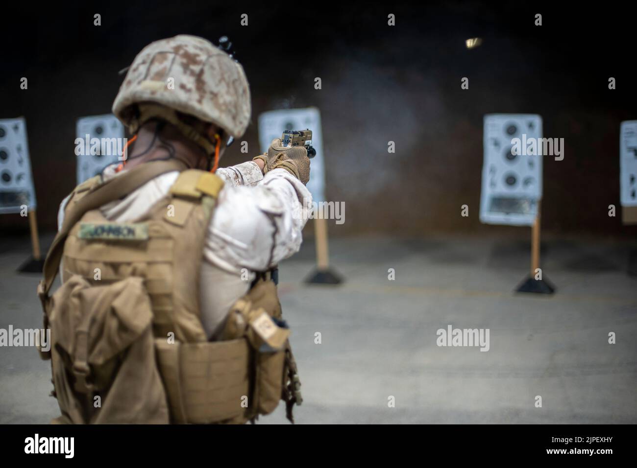 FÜNFTER EINSATZBEREICH der US-FLOTTE (14. August 2022) – Eine US-Marine, die dem Central Command (FASTCENT) des Flotten Anti-Terrorism Security Teams (FASTCENT) zugewiesen ist, feuert während einer Live-Feuerübung in einer Trainingseinrichtung im Einsatzbereich der US-Flotte 5. am 14. August eine M18 Pistole. FASTCENT stellt Botschaften, Konsulaten und anderen wichtigen nationalen Vermögenswerten in der gesamten Region Expeditions- und Sicherheitskräfte zur Verfügung. (USA Marine Corps Foto von Sgt. Benjamin McDonald) Stockfoto FÜNFTER EINSATZBEREICH der US-FLOTTE (14. August 2022) – Eine US-Marine, die dem Central Command (FASTCENT) des Flotten Anti-Terrorism Security Teams (FASTCENT) zugewiesen ist, feuert während einer Live-Feuerübung in einer Trainingseinrichtung im Einsatzbereich der US-Flotte 5. am 14. August eine M18 Pistole. FASTCENT stellt Botschaften, Konsulaten und anderen wichtigen nationalen Vermögenswerten in der gesamten Region Expeditions- und Sicherheitskräfte zur Verfügung. (USA Marine Corps Foto von Sgt. Benjamin McDonald) Stockfoto