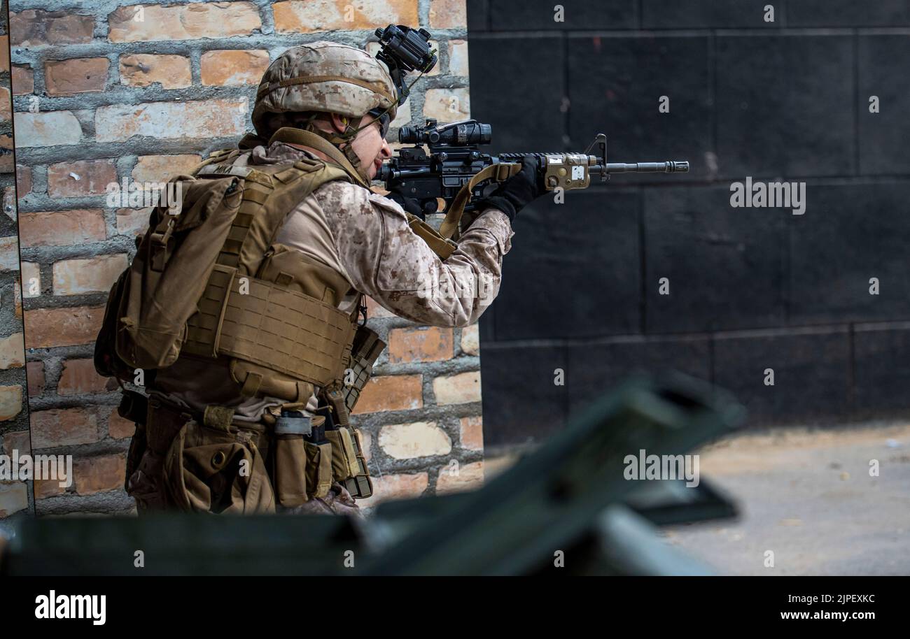 FÜNFTER EINSATZBEREICH der US-FLOTTE (14. August 2022) – Eine US-Marine, die dem Central Command (FASTCENT) des Fleet Anti-Terrorism Security Team (FASTCENT) zugewiesen ist, nimmt an einer Live-Feuerübung in einer Schulungseinrichtung im Einsatzbereich der US-Flotte 5. Teil, August 14. FASTCENT stellt Botschaften, Konsulaten und anderen wichtigen nationalen Vermögenswerten in der gesamten Region Expeditions- und Sicherheitskräfte zur Verfügung. (USA Marine Corps Foto von Sgt. Benjamin McDonald) Stockfoto FÜNFTER EINSATZBEREICH der US-FLOTTE (14. August 2022) – Eine US-Marine, die dem Central Command (FASTCENT) des Fleet Anti-Terrorism Security Team (FASTCENT) zugewiesen ist, nimmt an einer Live-Feuerübung in einer Schulungseinrichtung im Einsatzbereich der US-Flotte 5. Teil, August 14. FASTCENT stellt Botschaften, Konsulaten und anderen wichtigen nationalen Vermögenswerten in der gesamten Region Expeditions- und Sicherheitskräfte zur Verfügung. (USA Marine Corps Foto von Sgt. Benjamin McDonald) Stockfoto