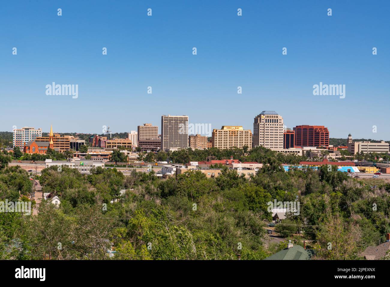 Colorado Springs, Colorado - 12. August 2022: Skyline der Innenstadt von Colorado Springs, Colorado Stockfoto