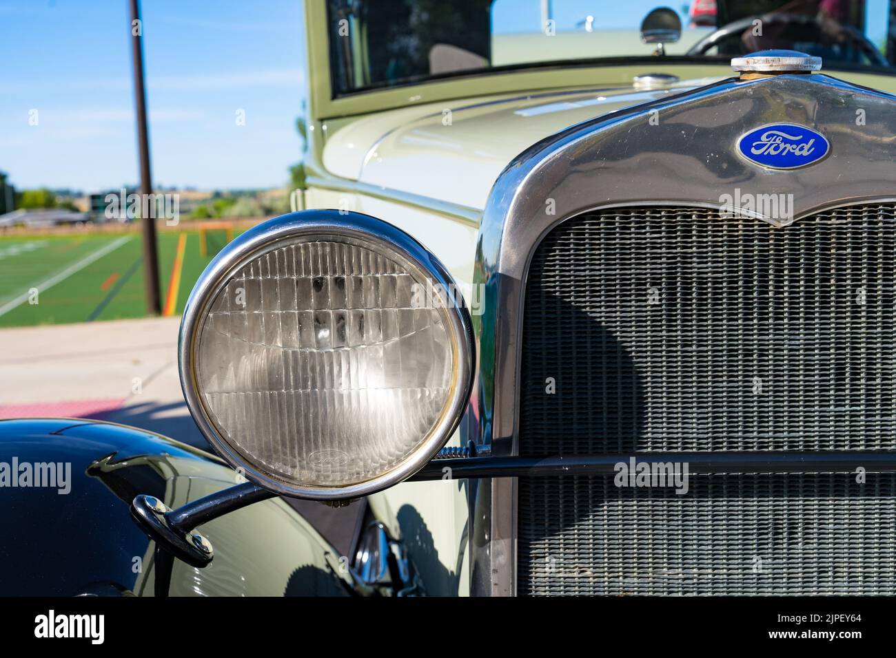 Loveland, CO - Juli 9,2022: Frontgrill eines alten antiken Ford-Modells Eines Automobils auf der Loveland Classic Car Show Stockfoto