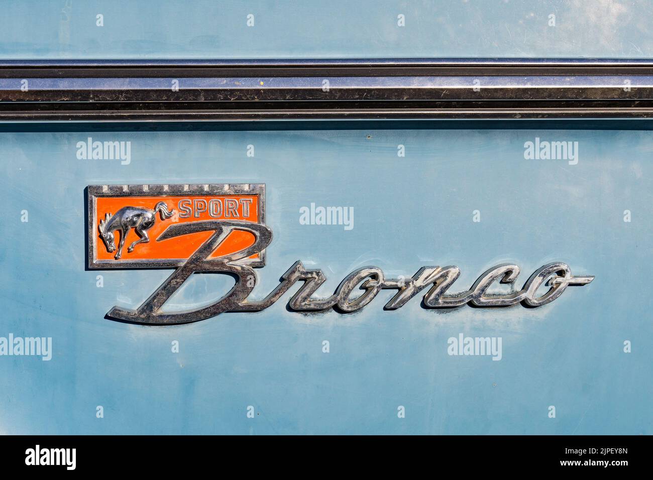 Loveland, CO - Juli 9,2022: Fender-Emblem eines alten Ford Bronco Sport auf der Loveland Classic Car Show Stockfoto