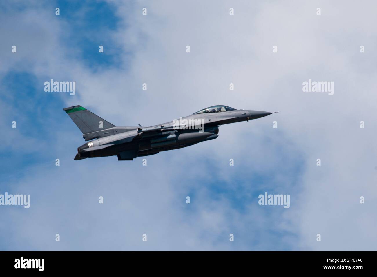 Eine F-16 der US-Luftwaffe gegen Falken, die dem Kampfflügel 180. der Ohio National Guard zugewiesen wurde, nimmt am 16. August 2022 in Swanton, Ohio, eine Trainingsmission auf. Mit der Lockheed Martin F-16cm Fighting Falcon, einem Mehrzweck-Kampfflugzeug mit Pratt- und Whitney F100-PW-229-Triebwerken, hat die 180FW Zugang zu militärischem Luftraum und Luft-zu-Boden-Schießstrecken, die für die Fähigkeiten der F-16 geeignet sind. Der Alpena Airspace Complex, Michigan und Buckeye Airspace, Ohio, sind überschallig, mit Spreu-/Flare-Fähigkeit und vollem Radar-Bodenkontrollabschnitt oder GCI- und Link-16-fähig. (Air National Stockfoto