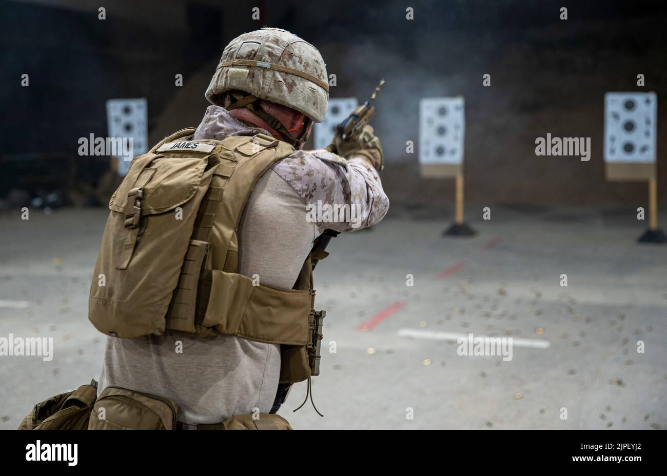FÜNFTER EINSATZBEREICH der US-FLOTTE (15. August 2022) – Eine US-Marine, die dem Central Command (FASTCENT) des Flotten Anti-Terrorism Security Teams (FASTCENT) zugewiesen ist, führt in einer Trainingseinrichtung im Einsatzgebiet der US-Flotte 5. Live-Feuerübungen durch, 15. August. FASTCENT stellt Botschaften, Konsulaten und anderen wichtigen nationalen Vermögenswerten in der gesamten Region Expeditions- und Sicherheitskräfte zur Verfügung. (USA Marine Corps Foto von Sgt. Benjamin McDonald) Stockfoto FÜNFTER EINSATZBEREICH der US-FLOTTE (15. August 2022) – Eine US-Marine, die dem Central Command (FASTCENT) des Flotten Anti-Terrorism Security Teams (FASTCENT) zugewiesen ist, führt in einer Trainingseinrichtung im Einsatzgebiet der US-Flotte 5. Live-Feuerübungen durch, 15. August. FASTCENT stellt Botschaften, Konsulaten und anderen wichtigen nationalen Vermögenswerten in der gesamten Region Expeditions- und Sicherheitskräfte zur Verfügung. (USA Marine Corps Foto von Sgt. Benjamin McDonald) Stockfoto