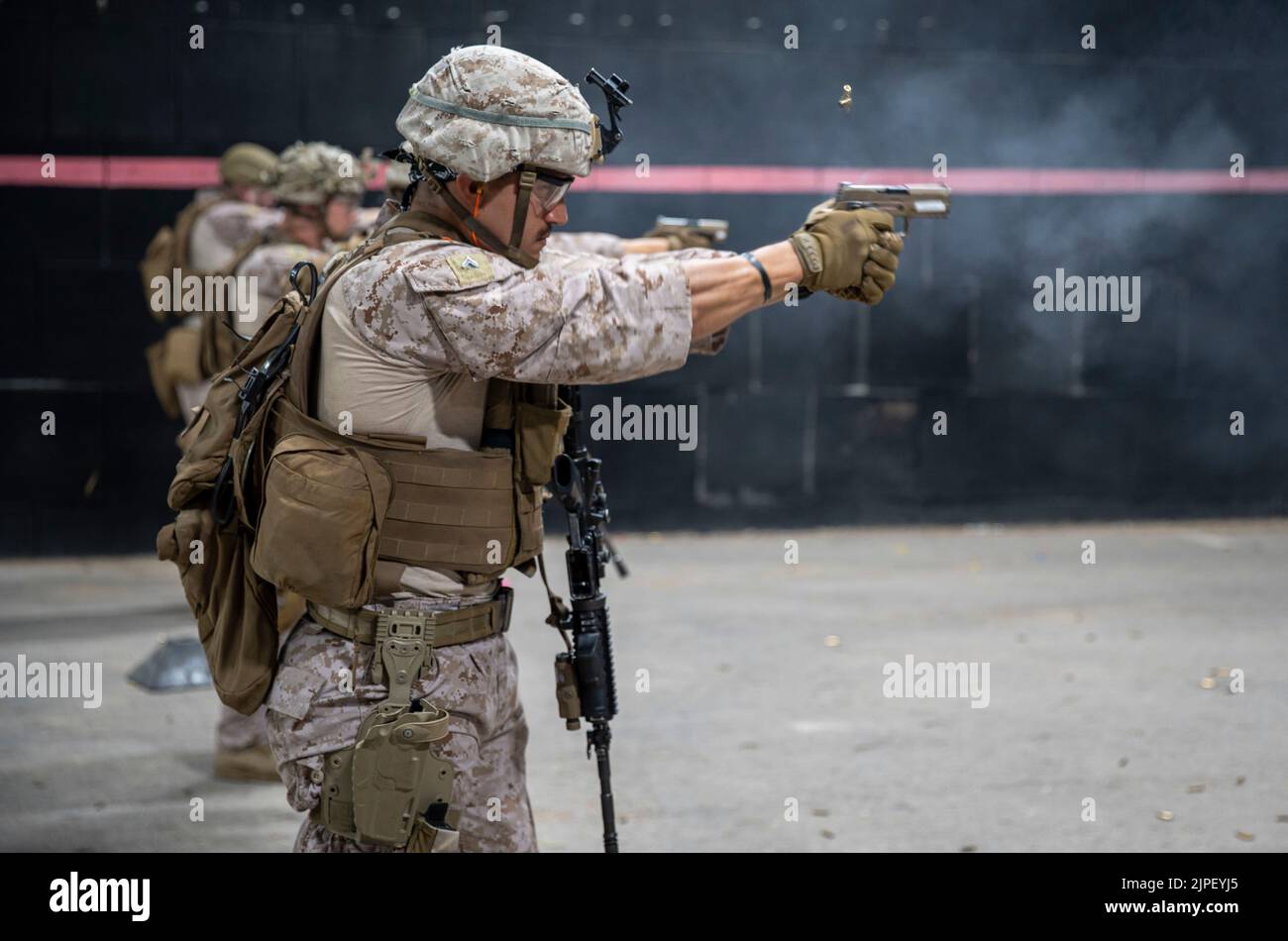 FÜNFTER EINSATZBEREICH der US-FLOTTE (15. August 2022) – US-Marineinfanteristen, die dem Central Command (FASTCENT) des Flotten Anti-Terrorism Security Team (FASTCENT) zugewiesen sind, führen in einer Trainingseinrichtung im Einsatzbereich der US-Flotte 5. Live-Feuerübungen durch, 15. August. FASTCENT stellt Botschaften, Konsulaten und anderen wichtigen nationalen Vermögenswerten in der gesamten Region Expeditions- und Sicherheitskräfte zur Verfügung. (USA Marine Corps Foto von Sgt. Benjamin McDonald) Stockfoto FÜNFTER EINSATZBEREICH der US-FLOTTE (15. August 2022) – US-Marineinfanteristen, die dem Central Command (FASTCENT) des Flotten Anti-Terrorism Security Team (FASTCENT) zugewiesen sind, führen in einer Trainingseinrichtung im Einsatzbereich der US-Flotte 5. Live-Feuerübungen durch, 15. August. FASTCENT stellt Botschaften, Konsulaten und anderen wichtigen nationalen Vermögenswerten in der gesamten Region Expeditions- und Sicherheitskräfte zur Verfügung. (USA Marine Corps Foto von Sgt. Benjamin McDonald) Stockfoto