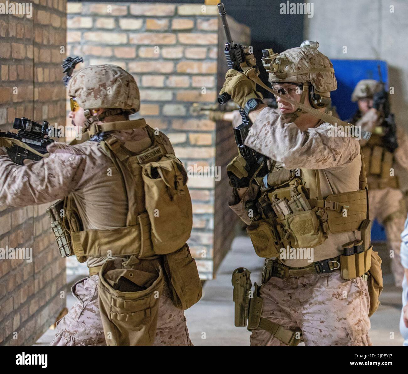 FÜNFTER EINSATZBEREICH der US-FLOTTE (16. August 2022) – US-Marineinfanteristen, die dem Central Command (FASTCENT) des Fleet Anti-Terrorism Security Team (FASTCENT) zugewiesen wurden, nehmen am 16. August an einer Live-Feuerübung in einer Schulungseinrichtung im Einsatzbereich der US-Flotte 5. Teil. FASTCENT stellt Botschaften, Konsulaten und anderen wichtigen nationalen Vermögenswerten in der gesamten Region Expeditions- und Sicherheitskräfte zur Verfügung. (USA Marine Corps Foto von Sgt. Benjamin McDonald) Stockfoto FÜNFTER EINSATZBEREICH der US-FLOTTE (16. August 2022) – US-Marineinfanteristen, die dem Central Command (FASTCENT) des Fleet Anti-Terrorism Security Team (FASTCENT) zugewiesen wurden, nehmen am 16. August an einer Live-Feuerübung in einer Schulungseinrichtung im Einsatzbereich der US-Flotte 5. Teil. FASTCENT stellt Botschaften, Konsulaten und anderen wichtigen nationalen Vermögenswerten in der gesamten Region Expeditions- und Sicherheitskräfte zur Verfügung. (USA Marine Corps Foto von Sgt. Benjamin McDonald) Stockfoto
