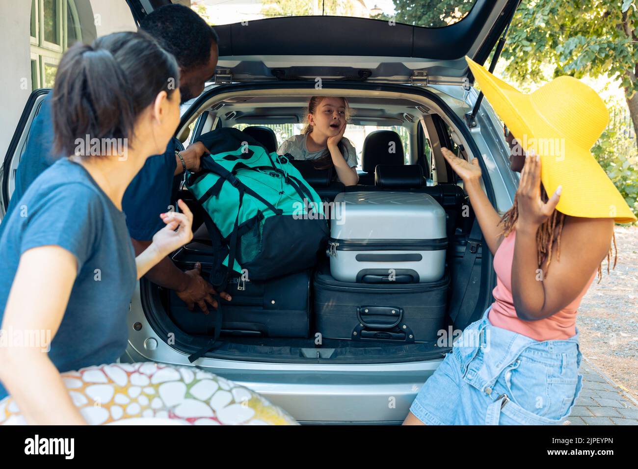 Kleine Mädchen und verschiedene Menschen gehen in Urlaub, Reise-Taschen in  Kofferraum des Fahrzeugs zu laden. Sie reisen mit Familie und Freunden in  den Urlaub, legen Koffer oder Trolley vor der Roadtrip in