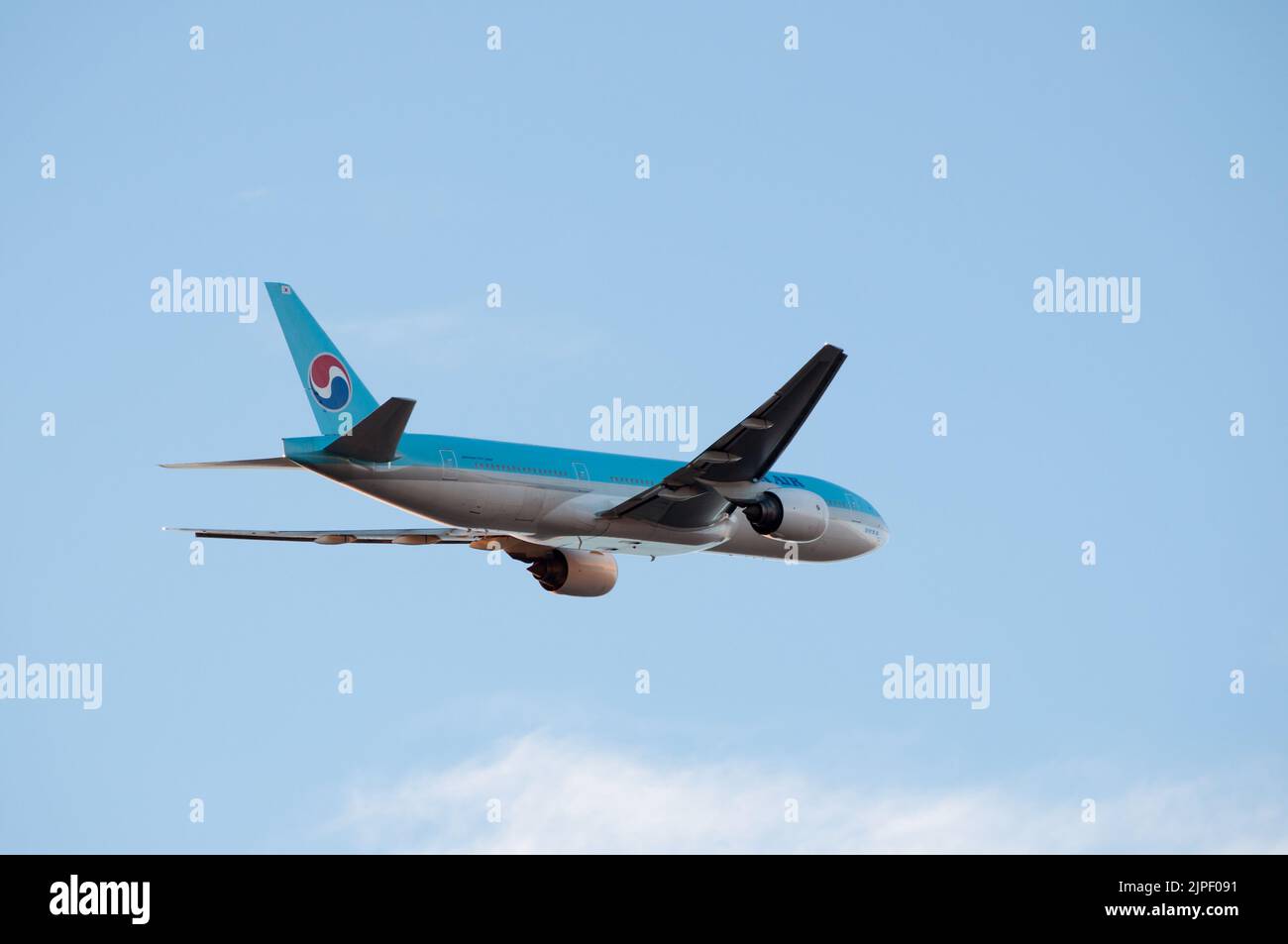 Eine wunderschöne Aussicht auf ein Flugzeug beim Start in Madrid Barajas Stockfoto