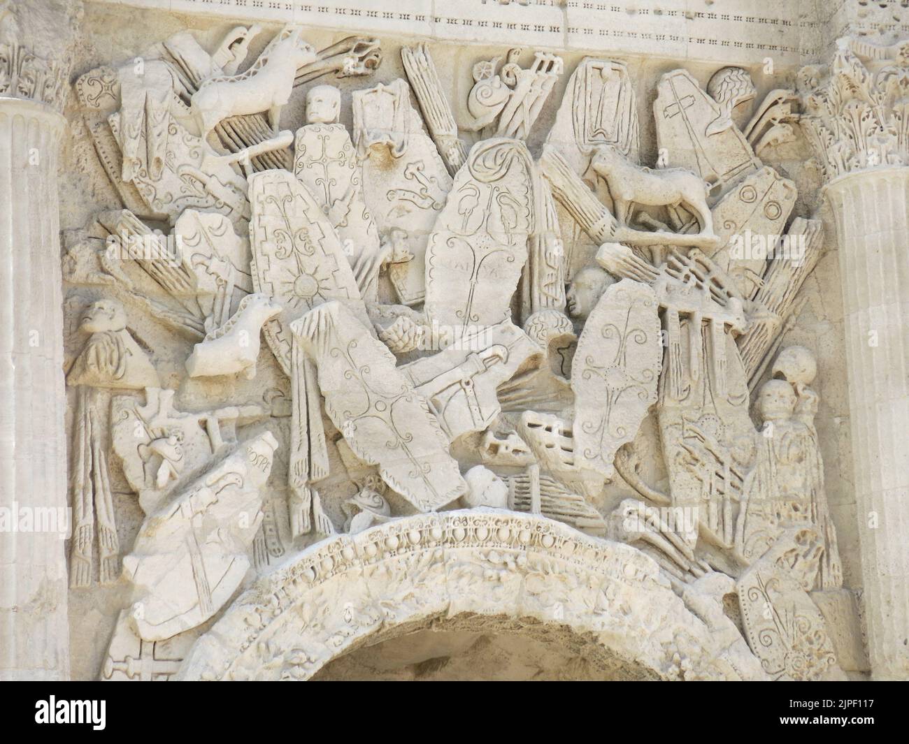 Ausschnitt der kunstvoll geschnitzten Reliefs in einer Tafel des Triumphbogens von Oranien, die aus römischer Zeit stammt und heute zum UNESCO-Weltkulturerbe gehört. Stockfoto