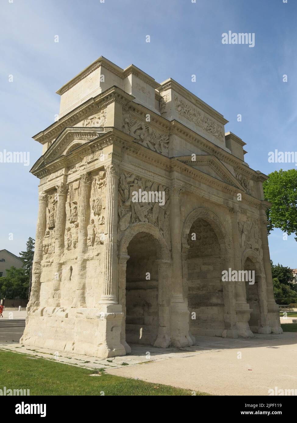 Der Triumphbogen von Orange ist ein antikes römisches monumentales Tor, das ursprünglich im ersten Jahrhundert erbaut wurde und heute ein gut erhaltenes historisches Wahrzeichen ist. Stockfoto