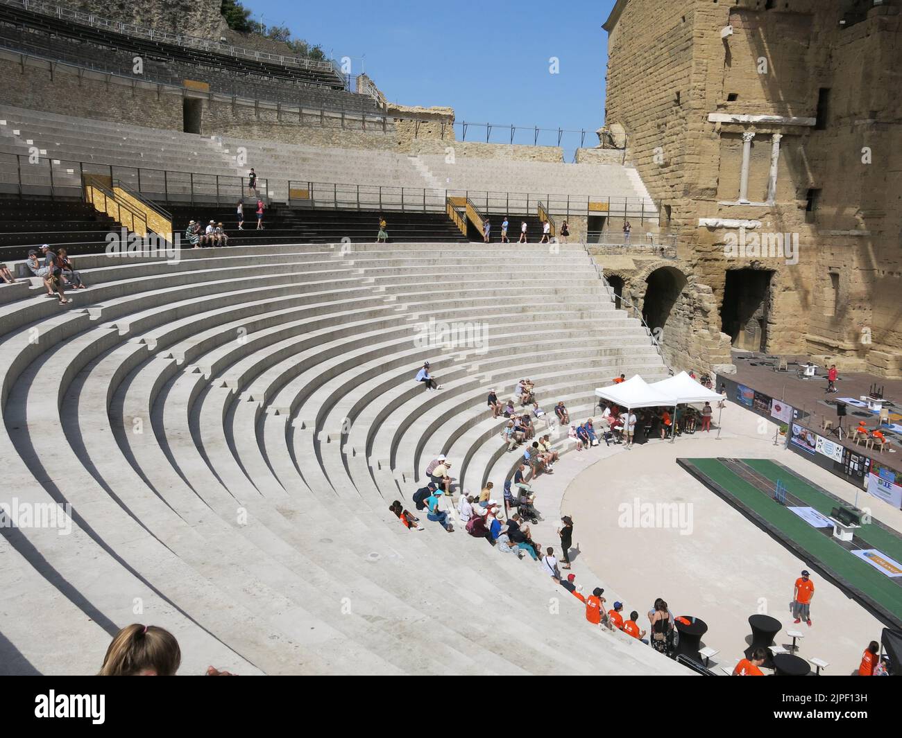 Blick auf die steilen Steinsitze im Außentheater des Antiken Theaters von Orange, das im ersten Jahrhundert vom Kaiser Augustus erbaut wurde. Stockfoto