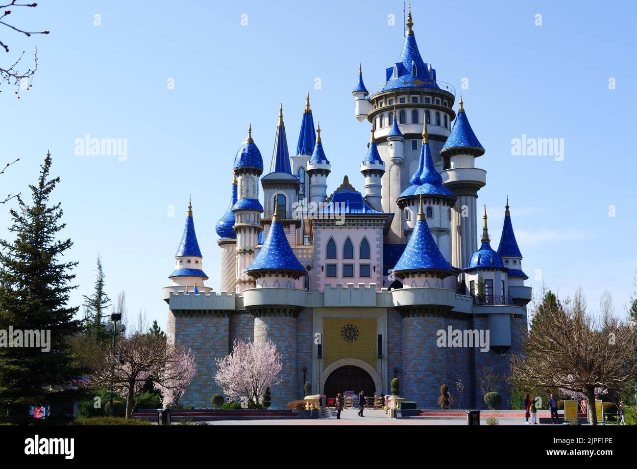 Blue Vintage Castle im Sazova Park Eskisehir im Frühling Stockfoto