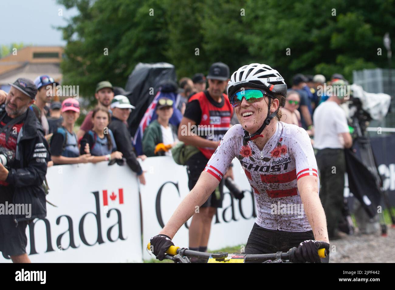 07. August 2022: Caroline Bohe aus Dänemark (7) überquert die Ziellinie beim WomenÕs Cross-Country Olympic Race während des Mercedes-Benz UCI Mountain Bike World Cup 2022 in Mont-Sainte-Anne in Beaupre, Quebec, Kanada. Daniel Lea/CSM Stockfoto