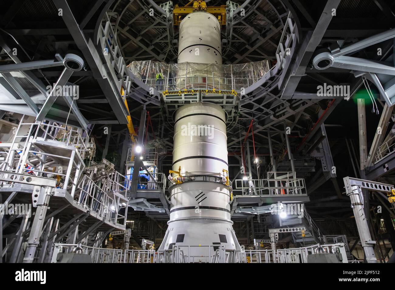Kennedy Space Center, Florida, USA. 14. September 2020. Artemis I ist die erste in einer Reihe von zunehmend komplexen Missionen, die die menschliche Erforschung von Mond und Mars ermöglichen werden. Der erste SLS-Start von 2022 auf den Mond mit Be Unmanned. Im Jahr 2024 plant die NASA, die erste Frau auf den Mond zu schicken.Techniker mit NASA Exploration Ground Systems senken ein Mock-up, Oder Pfadfinder, des Space Launch Systems (SLS)-Center-Booster-Segments auf ein achtern Pfadfinder-Segment im Vehicle Assembly Building (VAB) im Kennedy Space Center der Agentur in Florida am 14. September 2020. Teams haben Stapelbot geprobt Stockfoto