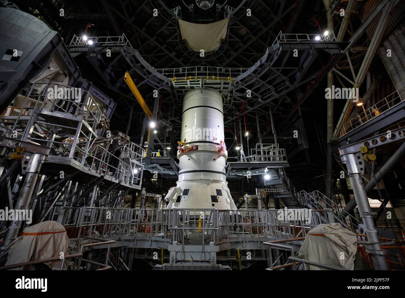 Kennedy Space Center, Florida, USA. 23.. November 2020. Die achtern Segmente des Space Launch Systems solide Raketenstarter für die Artemis I Mission bewegen sich von Hochregallager 4 innerhalb des VAB zum Stapeln auf dem mobilen Trägerrakete innerhalb Hochregallager 3. Artemis I ist die erste in einer Reihe von zunehmend komplexen Missionen, die die menschliche Erforschung von Mond und Mars ermöglichen werden. Der erste SLS-Start von 2022 auf den Mond mit Be Unmanned. 2024 plant die NASA, die erste Frau auf den Mond zu schicken. Quelle: NASA/ZUMA Press Wire Service/ZUMAPRESS.com/Alamy Live News Stockfoto