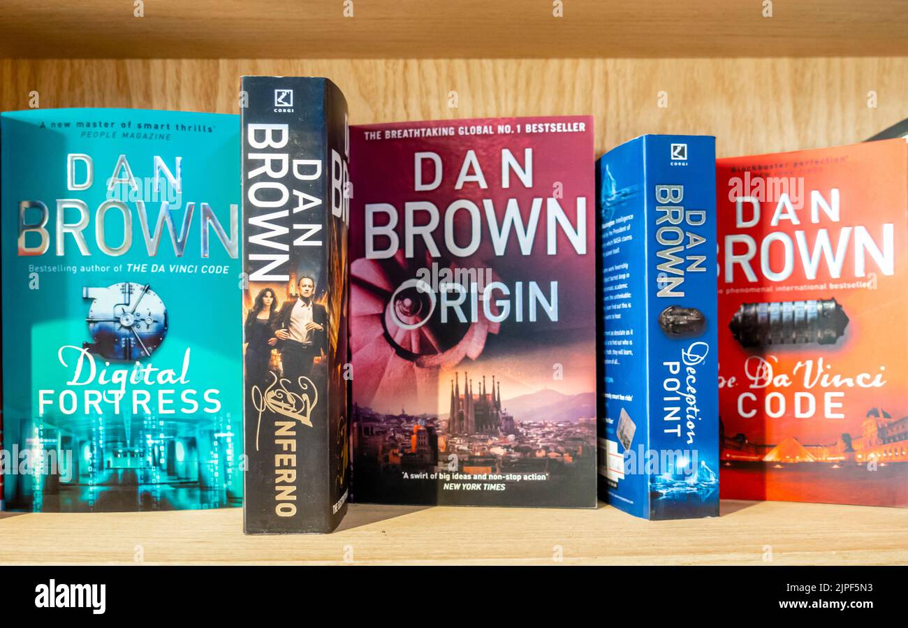 Dan Brown Bücher im Regal Stockfoto