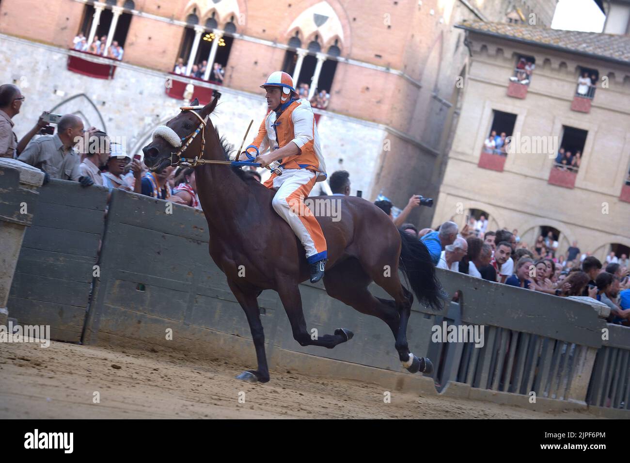 Palio di Siena, Leocorno gewinnt. Triumph von Tittia. Der als Tittìa bekannte Jockey Giovanni Atzeni kam zu seinem vierten Sieg. 17. August 2022 Stockfoto