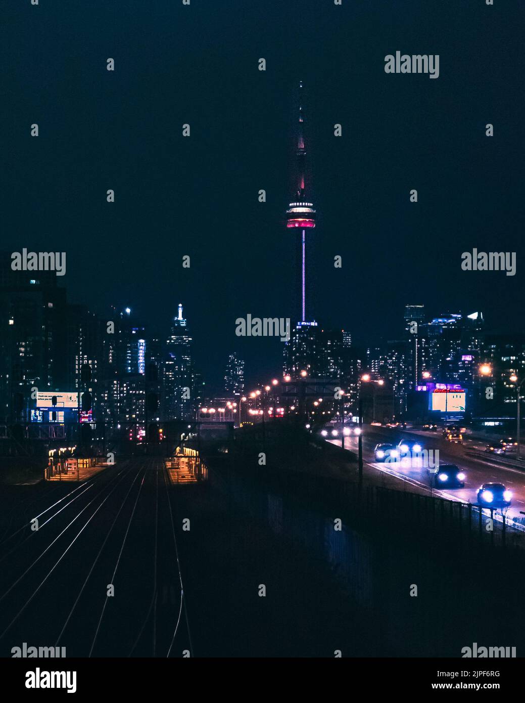 Eine vertikale Aufnahme des Torontorfer Seeufers bei Nacht Stockfoto