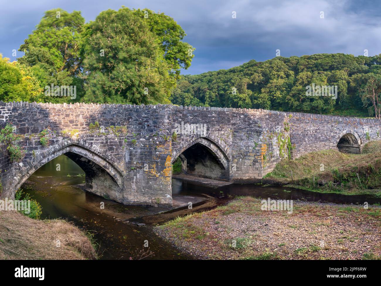 Yeolmbridge, Cornwall - die denkmalgeschützte Yeolm Bridge, die dem Dorf seinen Namen gibt, überspannt den Fluss Ottery. Das „geplante antike Denkmal“ w Stockfoto