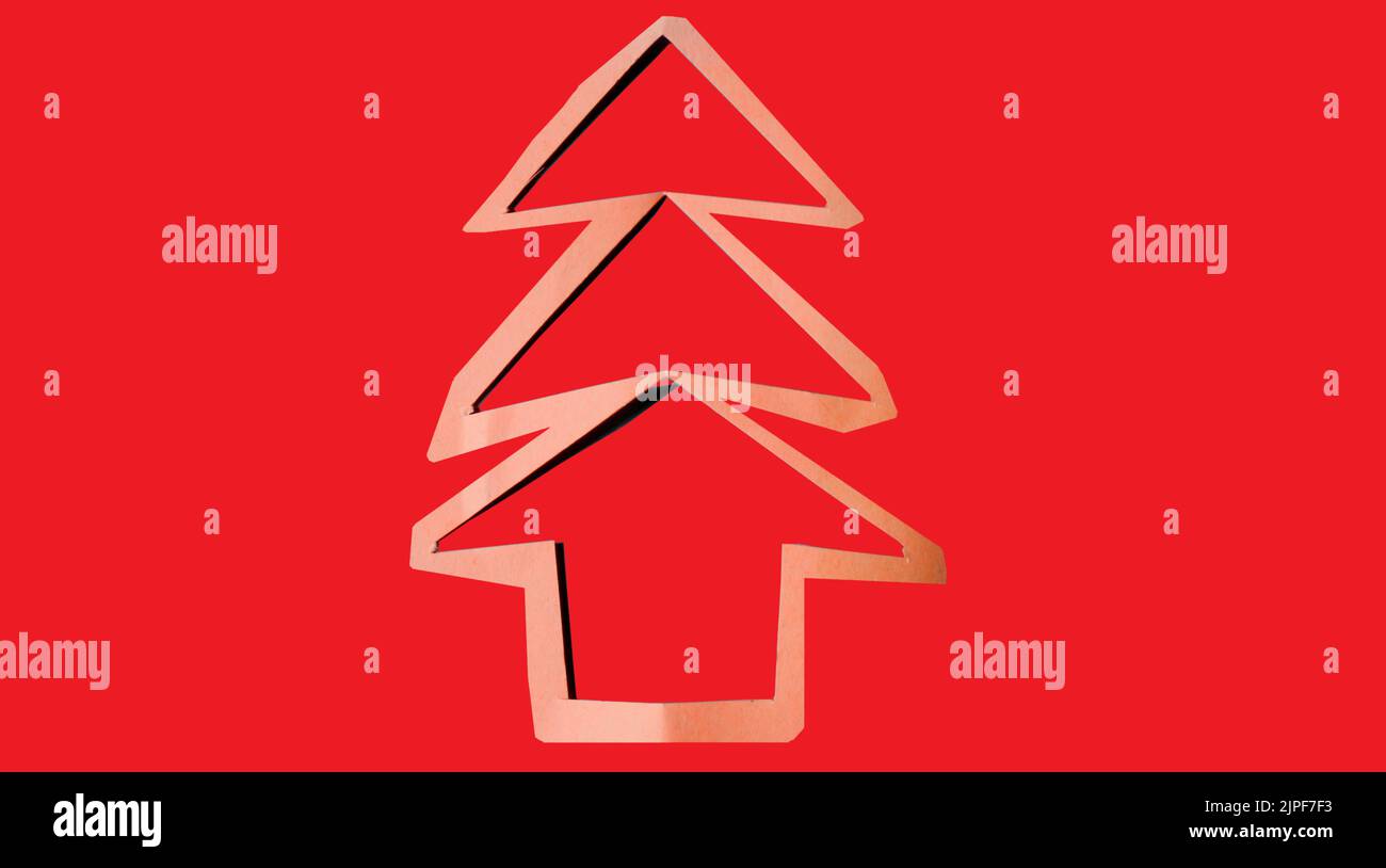 Roter Weihnachtsbaum aus Papier. Weihnachtsbaum aus Papier geschnitten Stockfoto