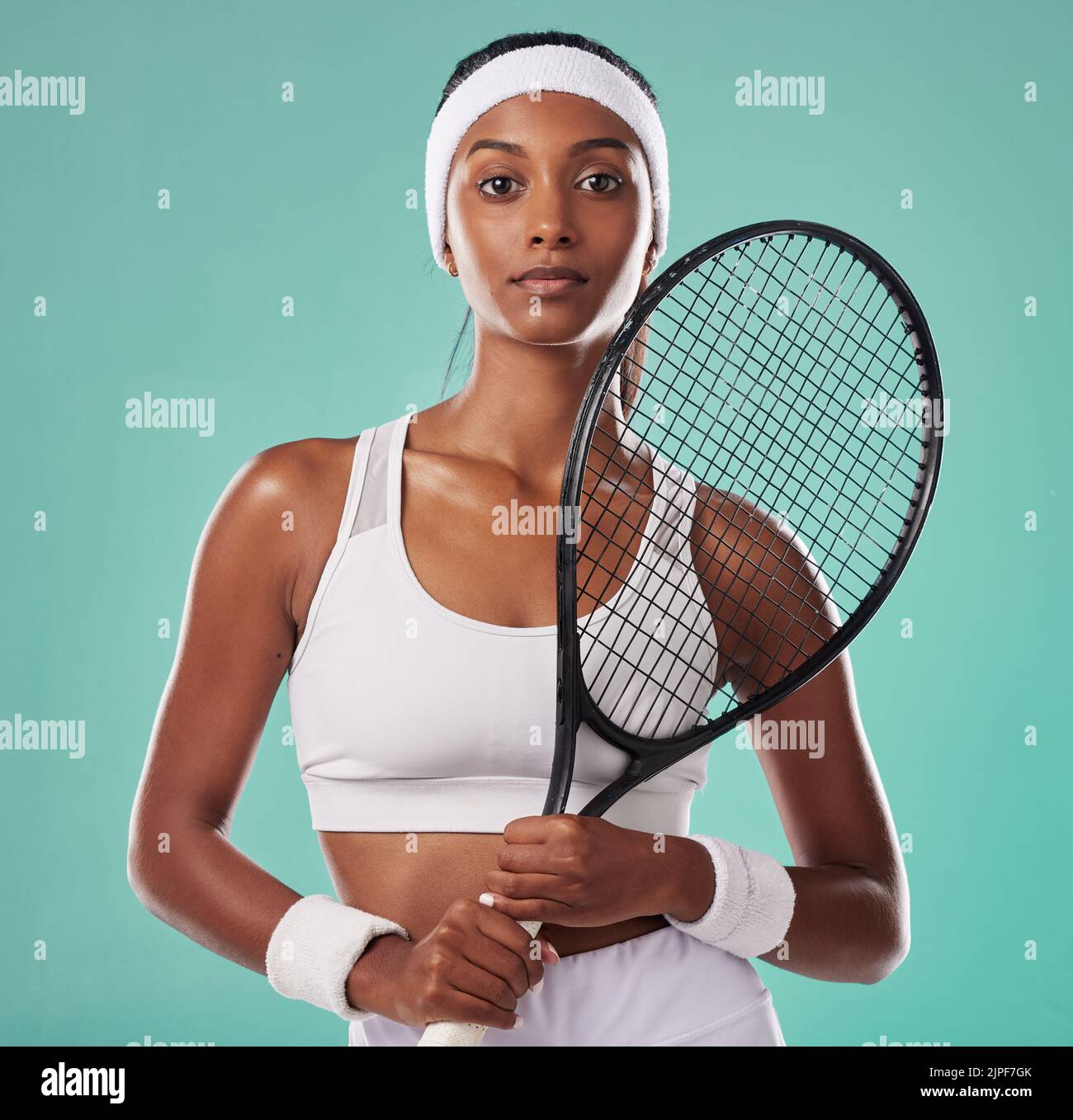 Frau Sport Tennisspielerin und Athletin fühlen sich stark mit weiblichen Empowerment und Motivation. Porträt einer fitteren, ernsthaften und jungen athletischen indischen Dame Stockfoto