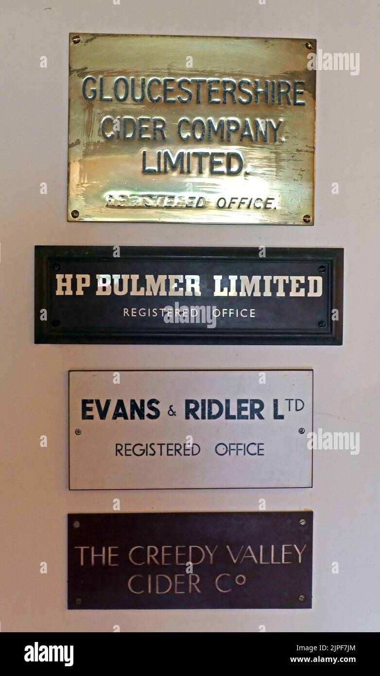 Messingplaques, Gloucestershire Cider Company Limited - eingetragener Sitz - HP Bulmer - Evans & Ridler, The Creedy Valley Cider Co Stockfoto