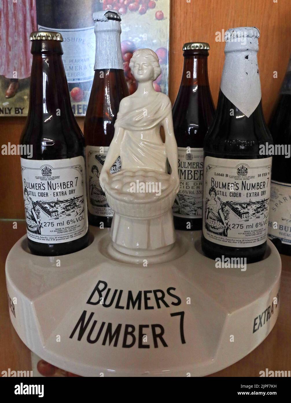 Bulmers Nummer 7 Apfelwein-Display, Keramikbasis, Frauen- und historische extra trockene Apfelwein-Flaschen Stockfoto