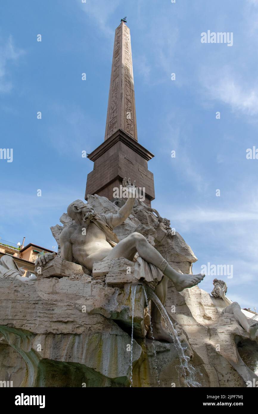 Die Obelisk am Wasserbecken auf der Piazza Navona, Rom Stockfoto