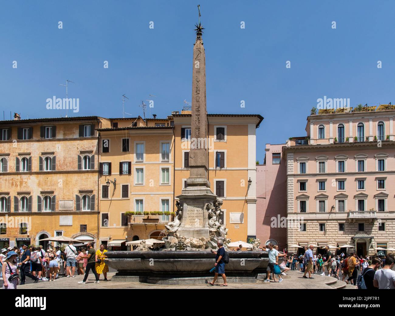 Wasserbecken und Obelisc auf der Piazza de la Rotonda, Rom Stockfoto