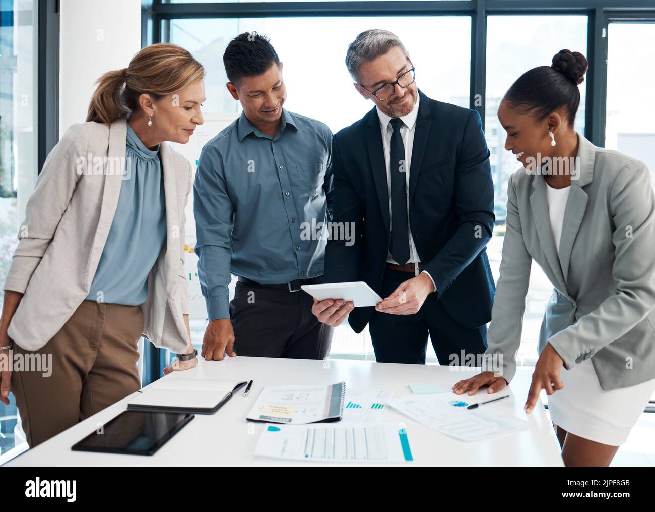Führungsvision, Zusammenarbeit und Teamwork eines Geschäftsteams in einem Büromeeting. Unternehmensleitung, die an einer Rechnungslegung arbeitet Stockfoto