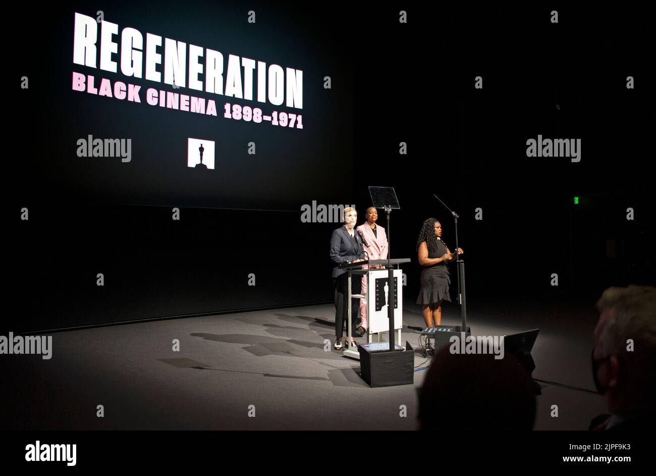Die Ko-Kuratoren Doris Berger und Rhea Combs sprechen bei der Eröffnung der Ausstellung „Regeneration: Black Cinema, 1898-1971“, Akademiemuseum, an die Presse. Stockfoto