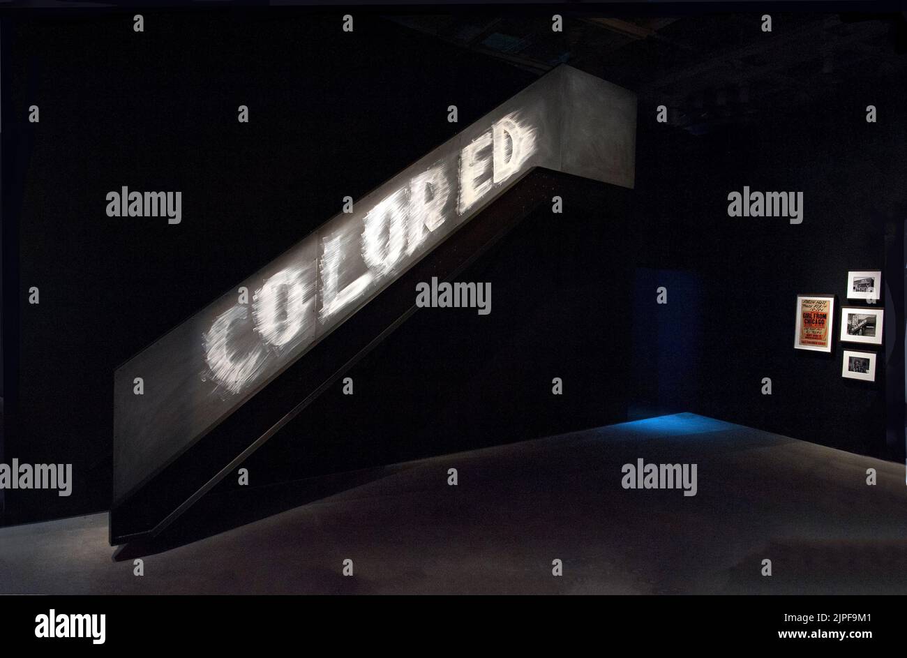 Kunst von Gary Simmons, „Balcony Seating“ in der Ausstellung „Regeneration: Black Cinema“, Academy Museum. Stockfoto