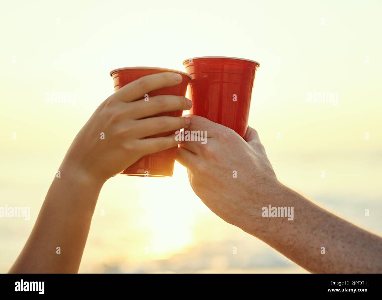 Jubel zu schönem Wetter. Junge Leute hängen am Strand. Stockfoto
