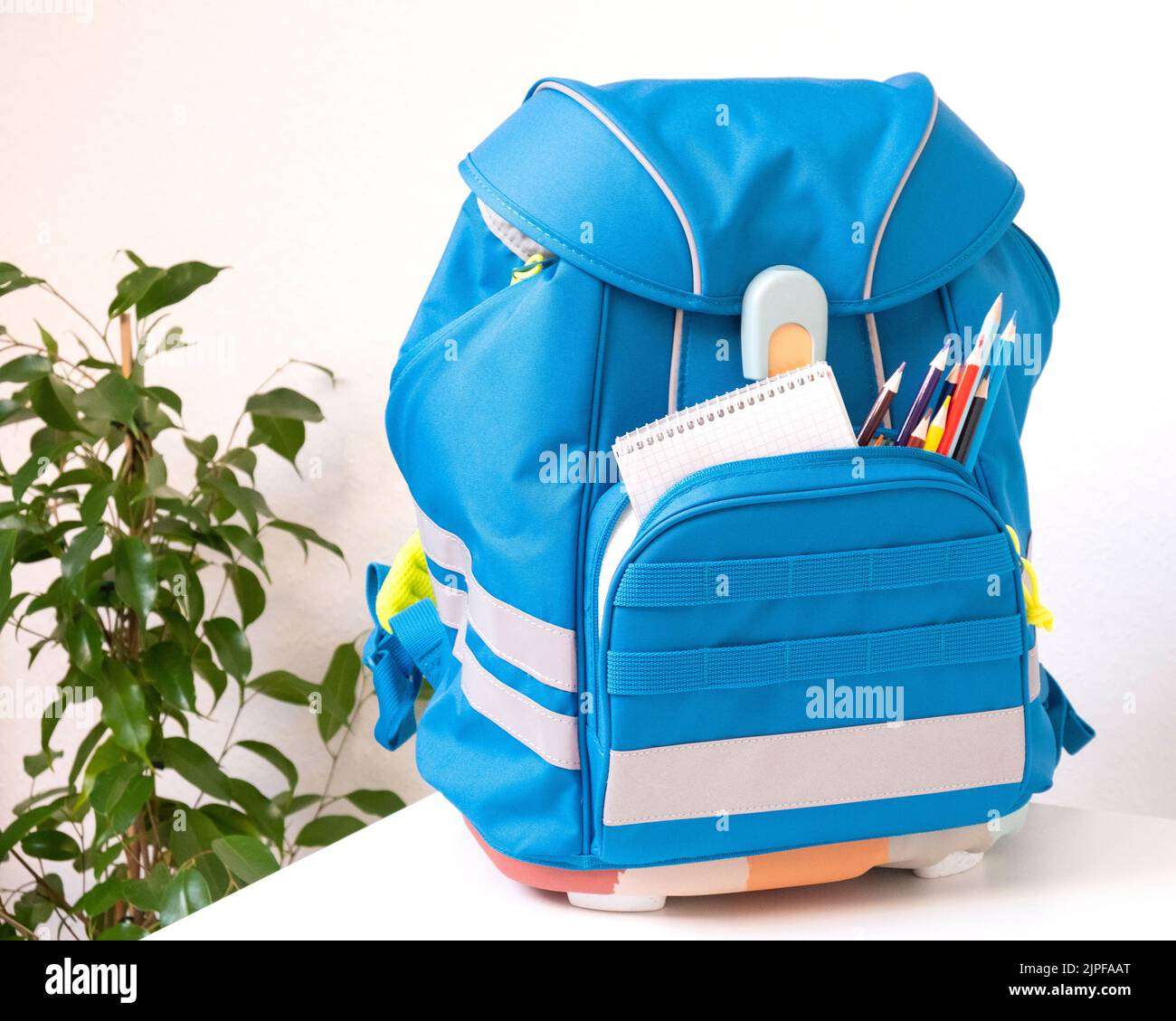 Klassischer farbiger Schulrucksack mit Zubehör. Vorbereitung auf die Schule. Zurück zur Schule Stockfoto