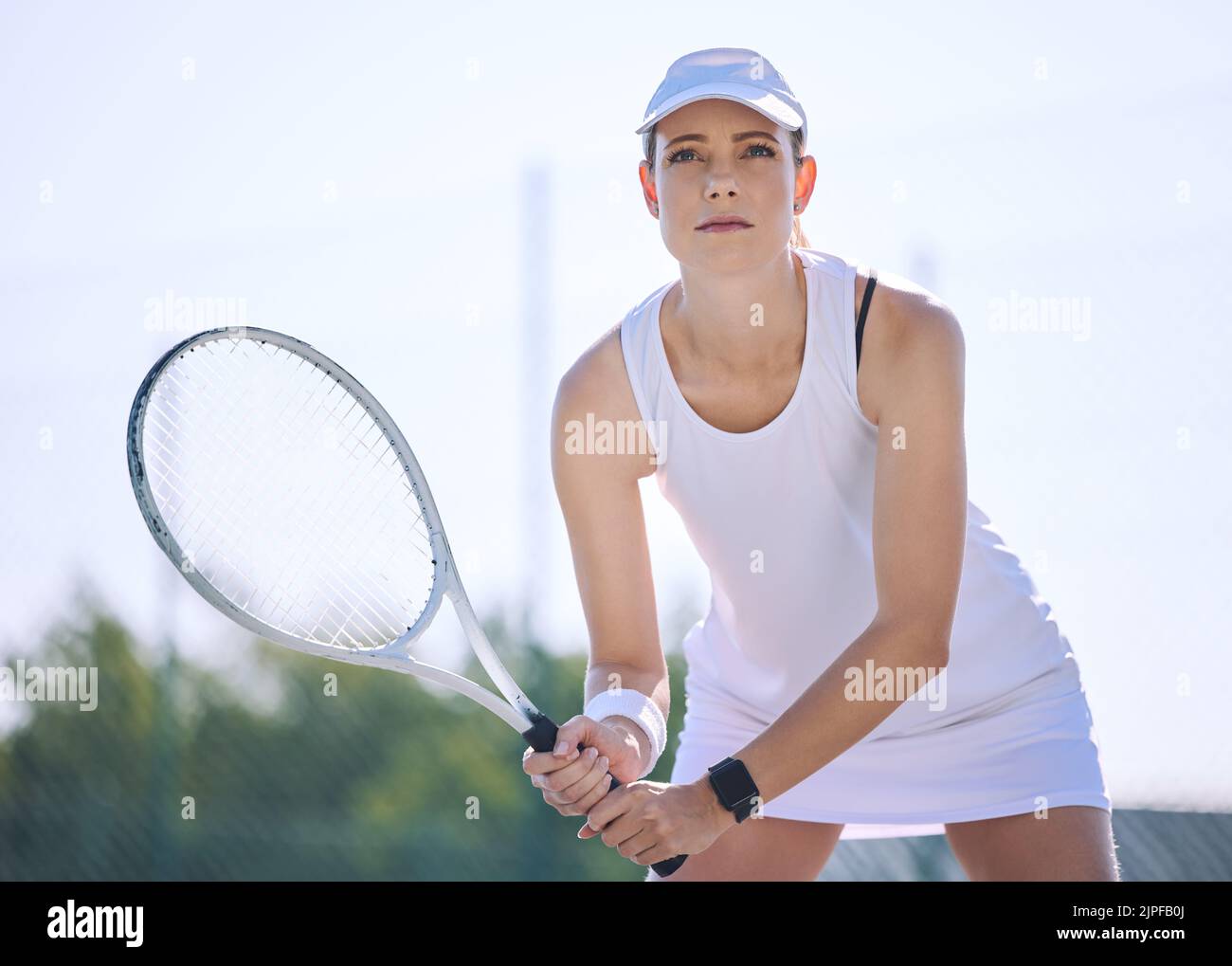 Tennis, Sport und seriöse Frau, die ihren Schläger hält und bereit ist, draußen auf dem Platz zu spielen. Entschlossene und sportliche Frau, die im Profisport spielt Stockfoto