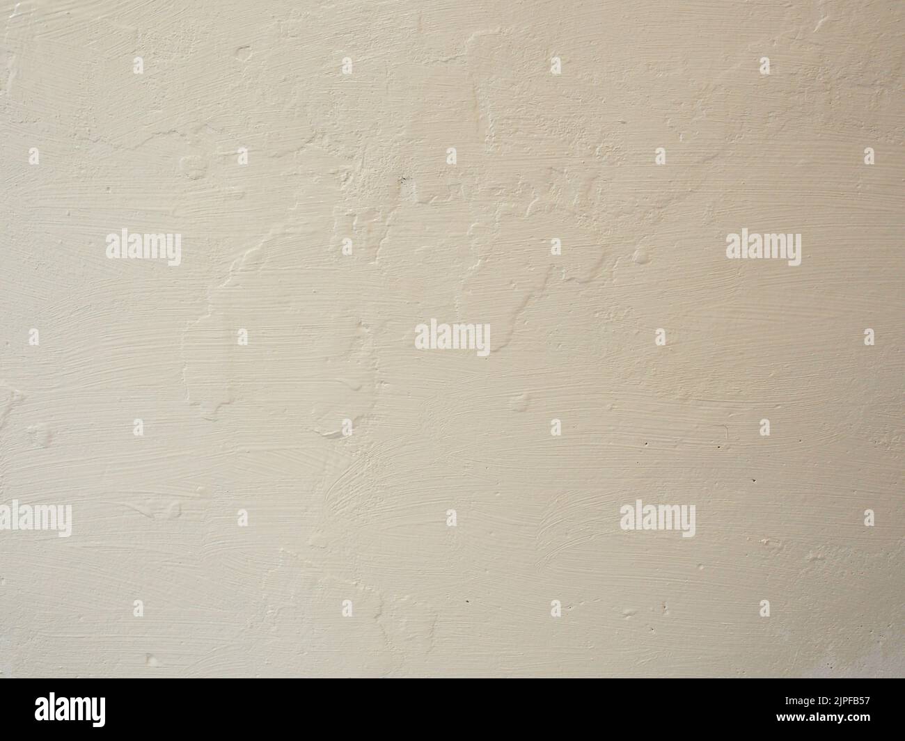 Färben Sie die Wand nach dem Malen mit einer Malwalze und einem Pinsel. Haus renoviert mit Farbe Stockfoto
