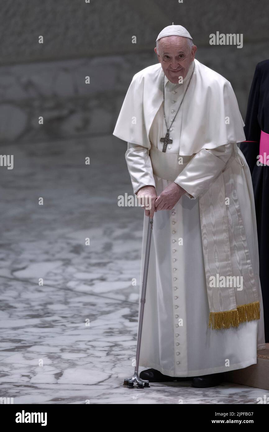 Vatikanstadt, Vatikan, 17. August 2022. Papst Franziskus kommt mit seinem Stock bei der wöchentlichen Generalaudienz in der Aula Paul VI. An. Quelle: Maria Grazia Picciarella/Alamy Live News Stockfoto