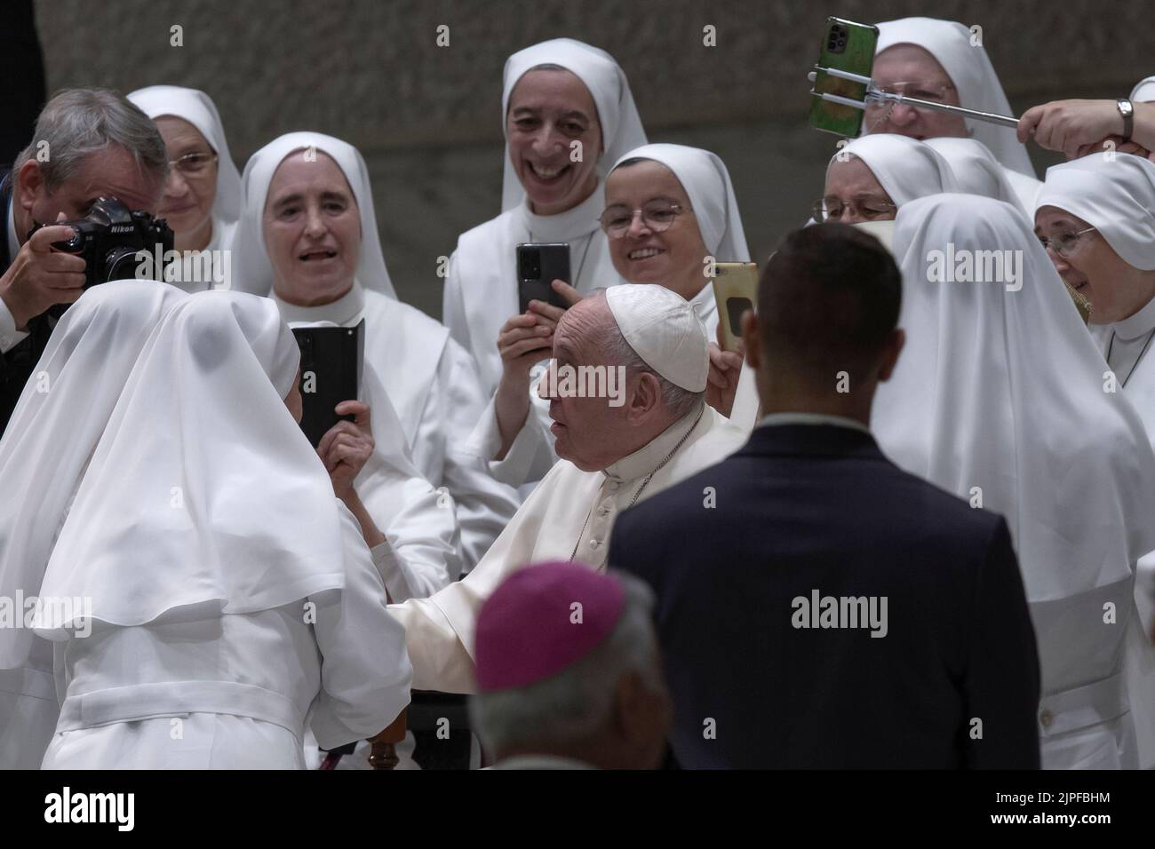 Vatikanstadt, Vatikan, 17. August 2022. Papst Franziskus begrüßt die Nonnen während seiner wöchentlichen Generalaudienz im Saal Paul VI. Quelle: Maria Grazia Picciarella/Alamy Live News Stockfoto