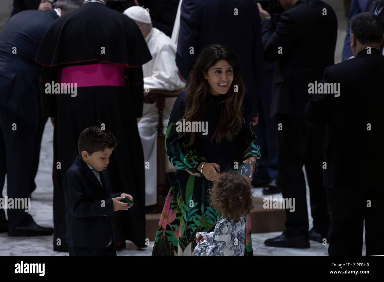 Vatikanstadt, Vatikan, 17. August 2022. Papst Franziskus begrüßt Francesce Chaouqu und ihre Kinder während seiner wöchentlichen Generalaudienz im Saal Paul VI. Quelle: Maria Grazia Picciarella/Alamy Live News Stockfoto