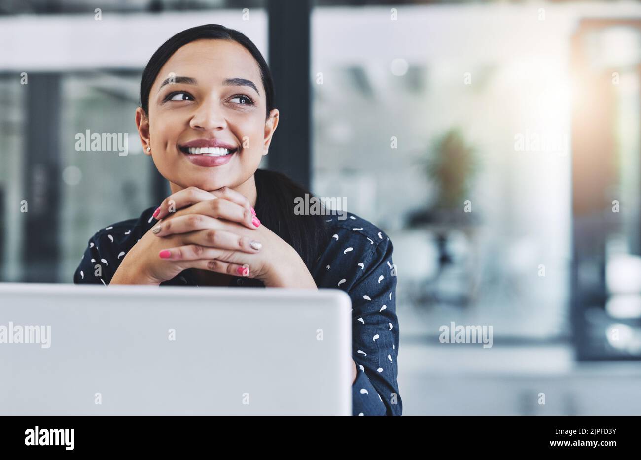Überlegungen zu Geschäftsplänen. Eine attraktive junge Geschäftsfrau in ihrem Büro. Stockfoto