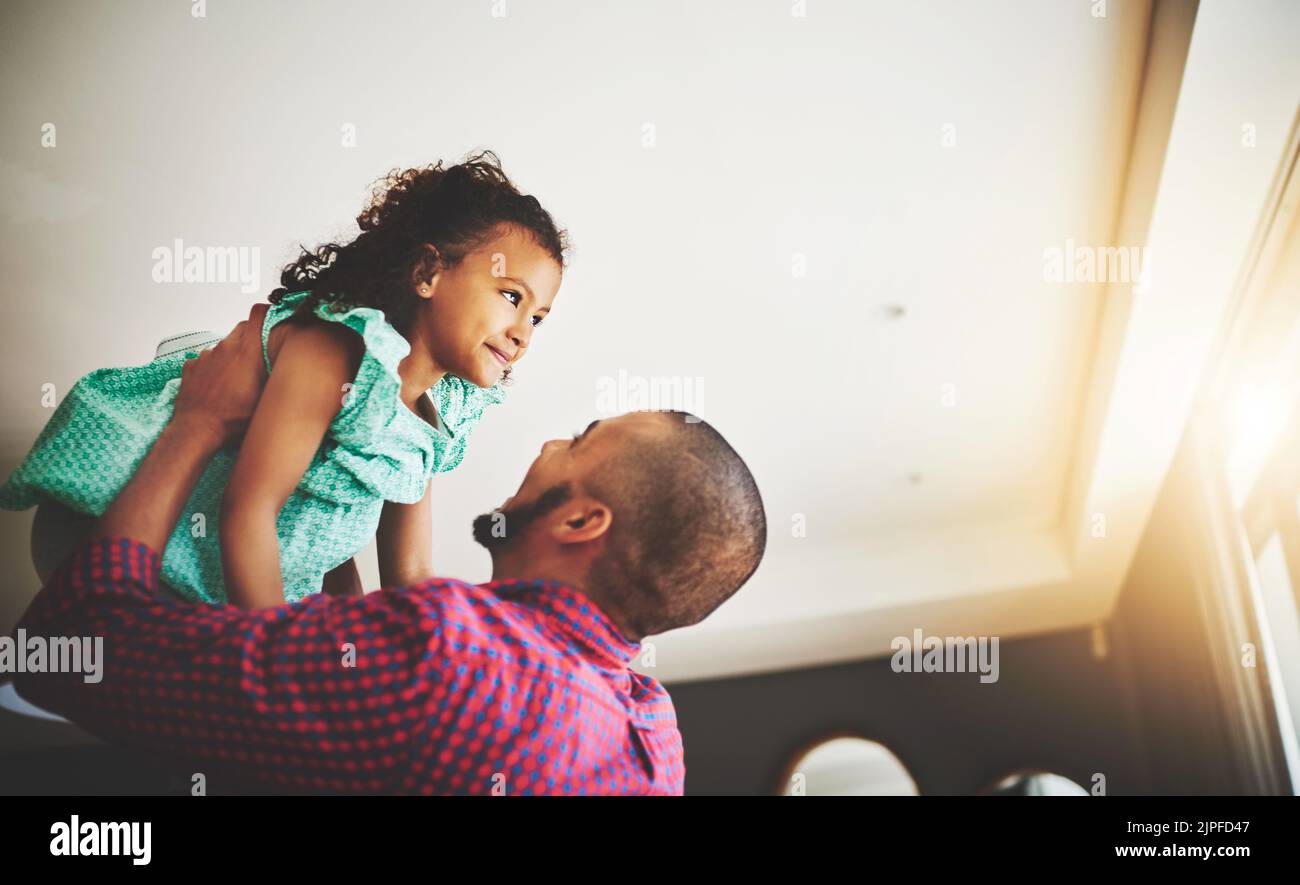 Ein Vater verbringt eine gute Zeit mit seiner Tochter. Stockfoto