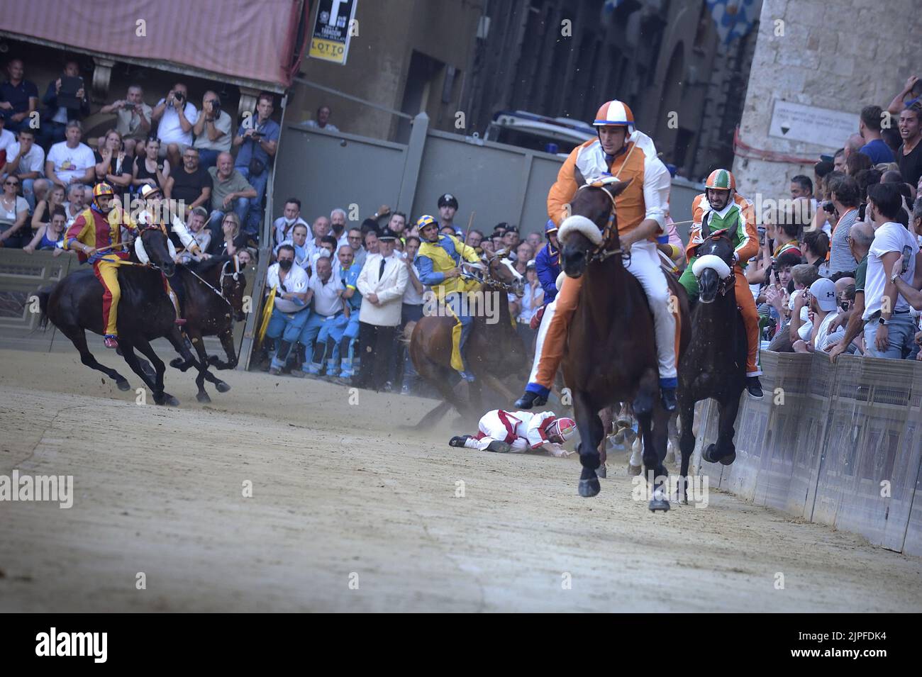 Siena, Italien. 17.. August 2022. Jockey Giovanni Atzeni bekannt als Tittìa und dort Contrada del Leocorno gewinnt seinen dreißigsten Palio di Siena am Mittwoch, 17. August 2022. Foto von Rocco Spaziani/UPI Credit: UPI/Alamy Live News Stockfoto