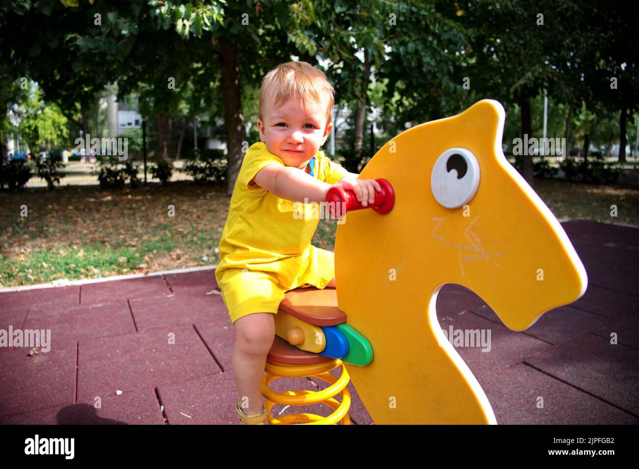 Porträt eines süßen kleinen Jungen auf dem Spielplatz Stockfoto