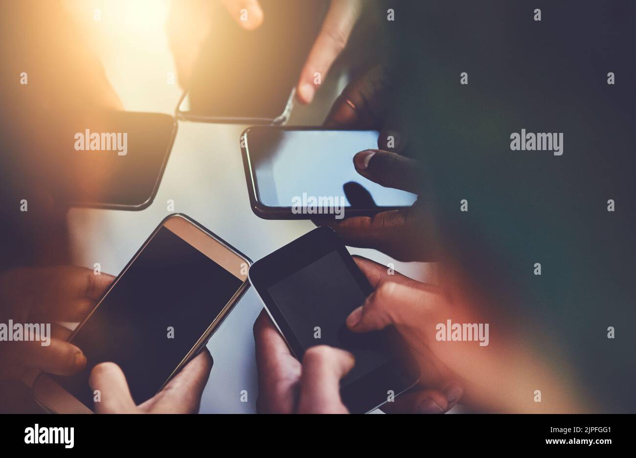 Wissen Sie, wer in Ihrem Netzwerk ist? Eine Gruppe von Menschen, die ihre Telefone zusammen nutzen? Stockfoto