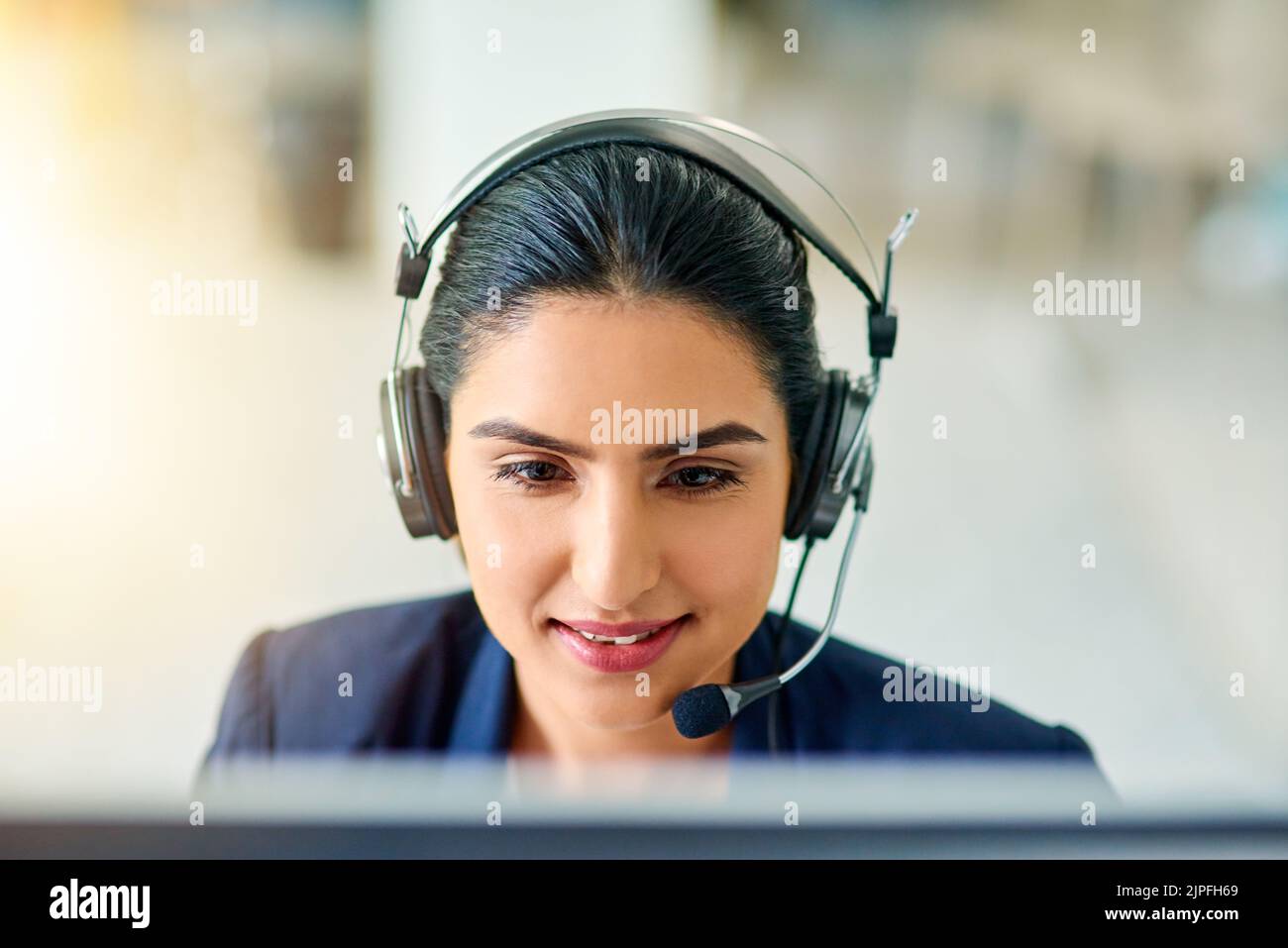 Ihre Kunden sind ihr Schwerpunkt Nummer eins. Eine attraktive junge Kundin in in ihrem Büro. Stockfoto