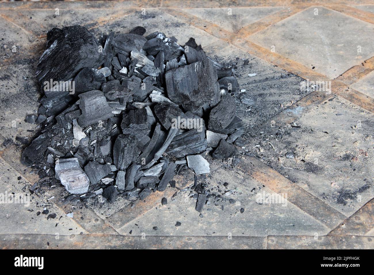 Stapel von Holzkohle liegt auf dem Boden in Erwartung der Heizperiode in den nördlichen Breiten des Planeten. Stockfoto